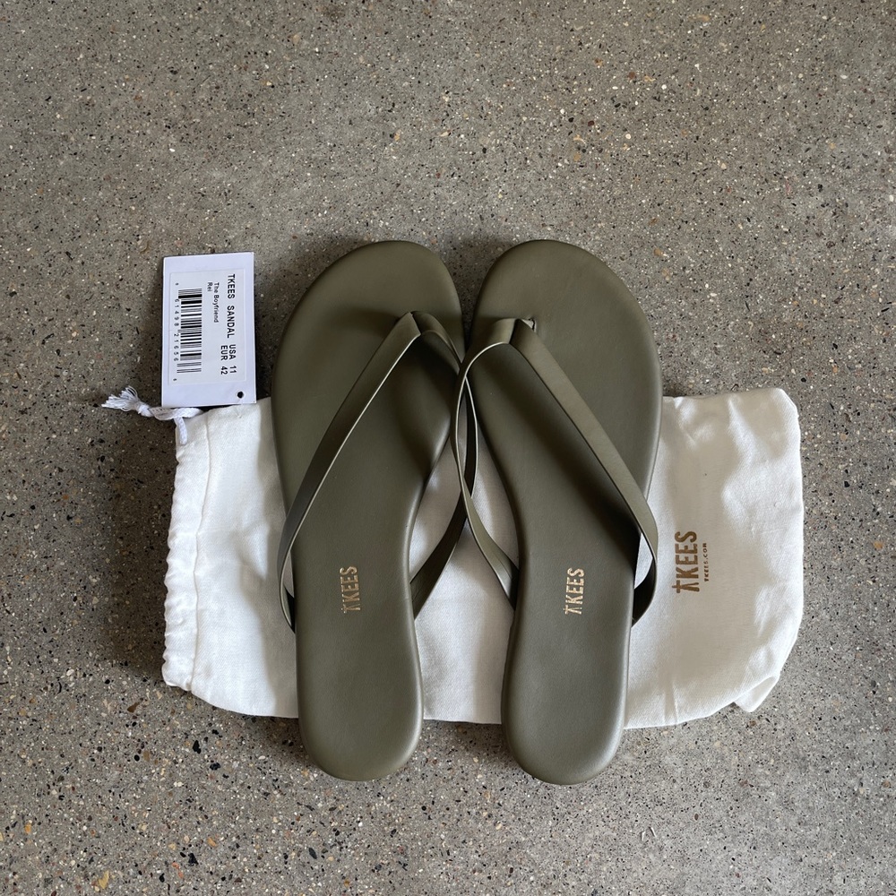 *NWT* tkees sandals